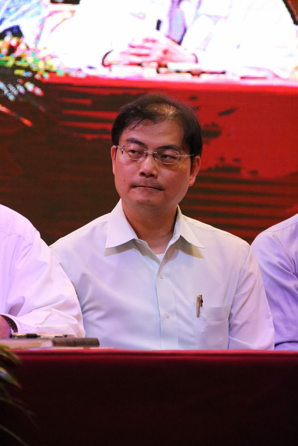 董氏奇穴第三代传人师承董氏奇穴针灸名家杨维杰,北京经方名家王庆国.